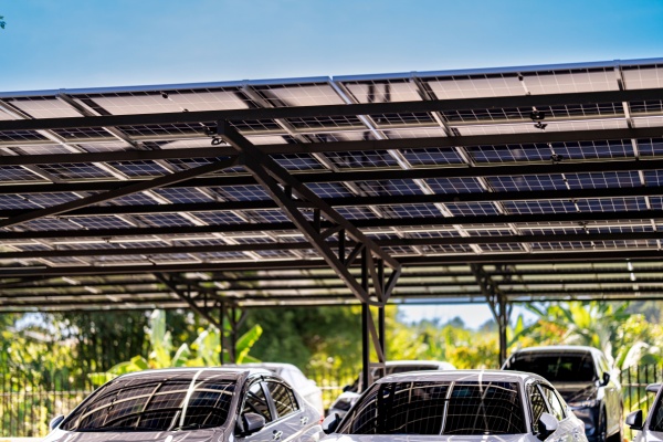 Loi de simplification de l’urbanisme : du nouveau pour la solarisation des parkings !