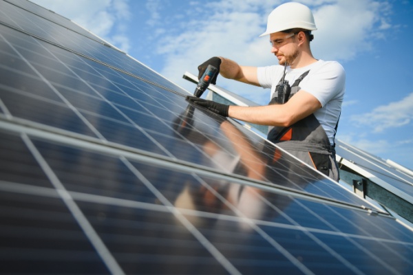 Panneaux solaires et TVA à taux réduit : les critères d’application sont dévoilés !
